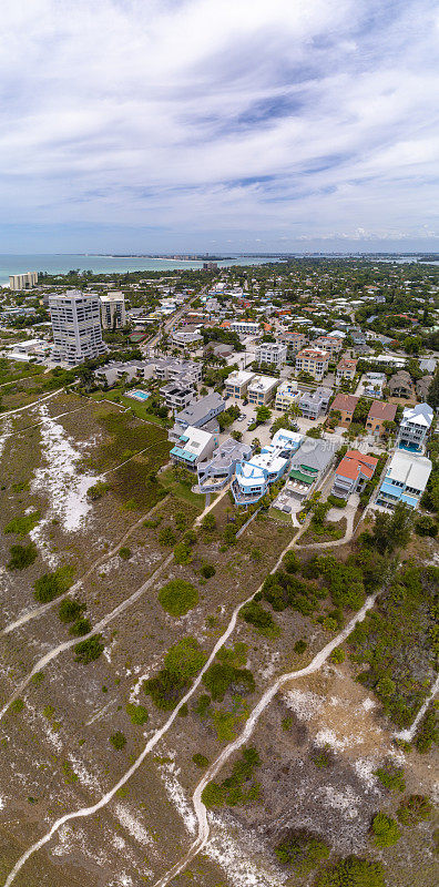 多条路径通往佛罗里达州萨拉索塔市西斯塔基(Siesta Key)住宅区的沙丘。超大，高分辨率的缝合全景。